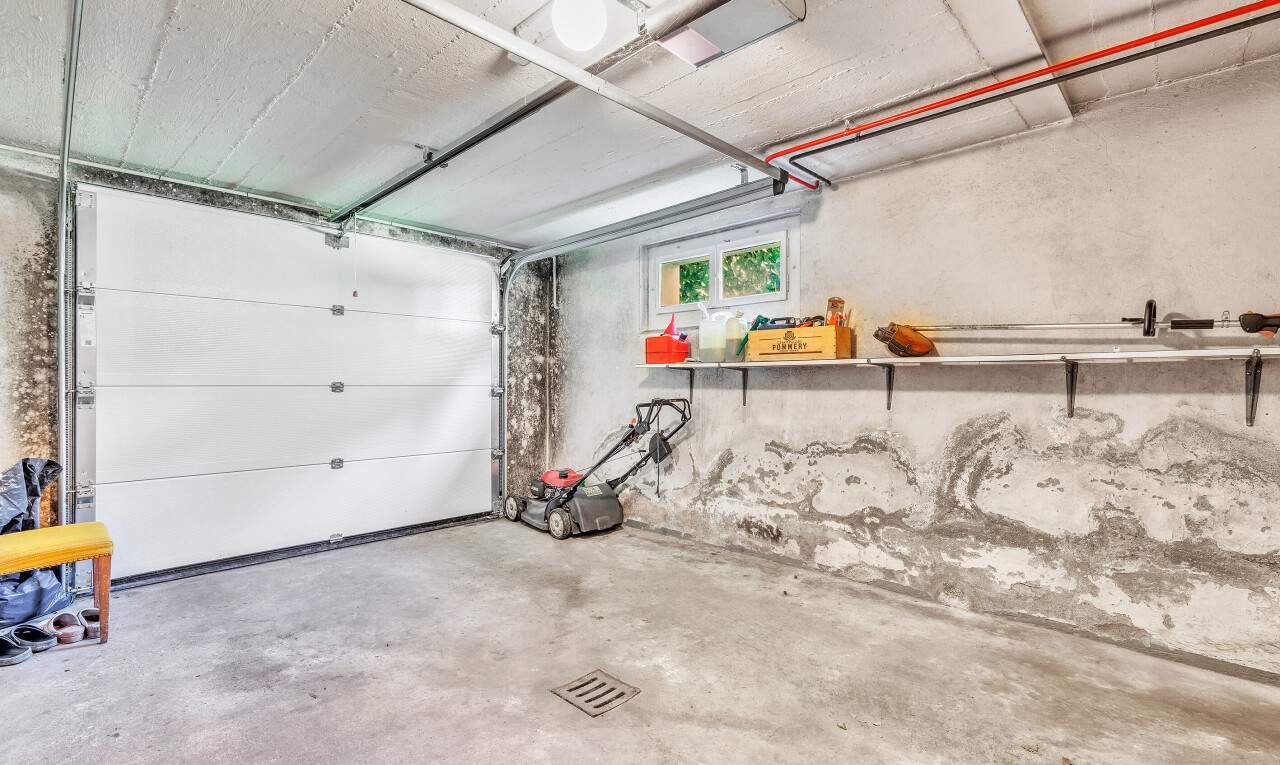 parking avec inside property