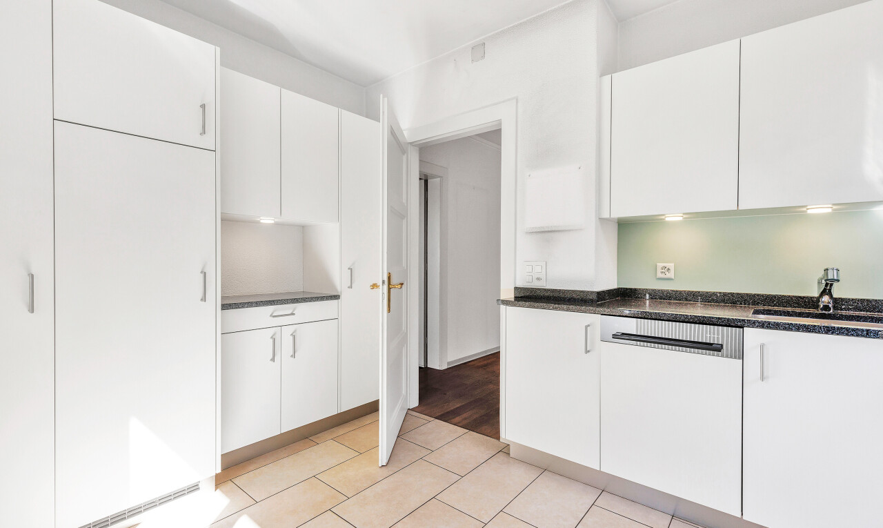 küche mit weiße schränke, waschbecken, schränke mit flachen paneelen, inside property, und tile floor