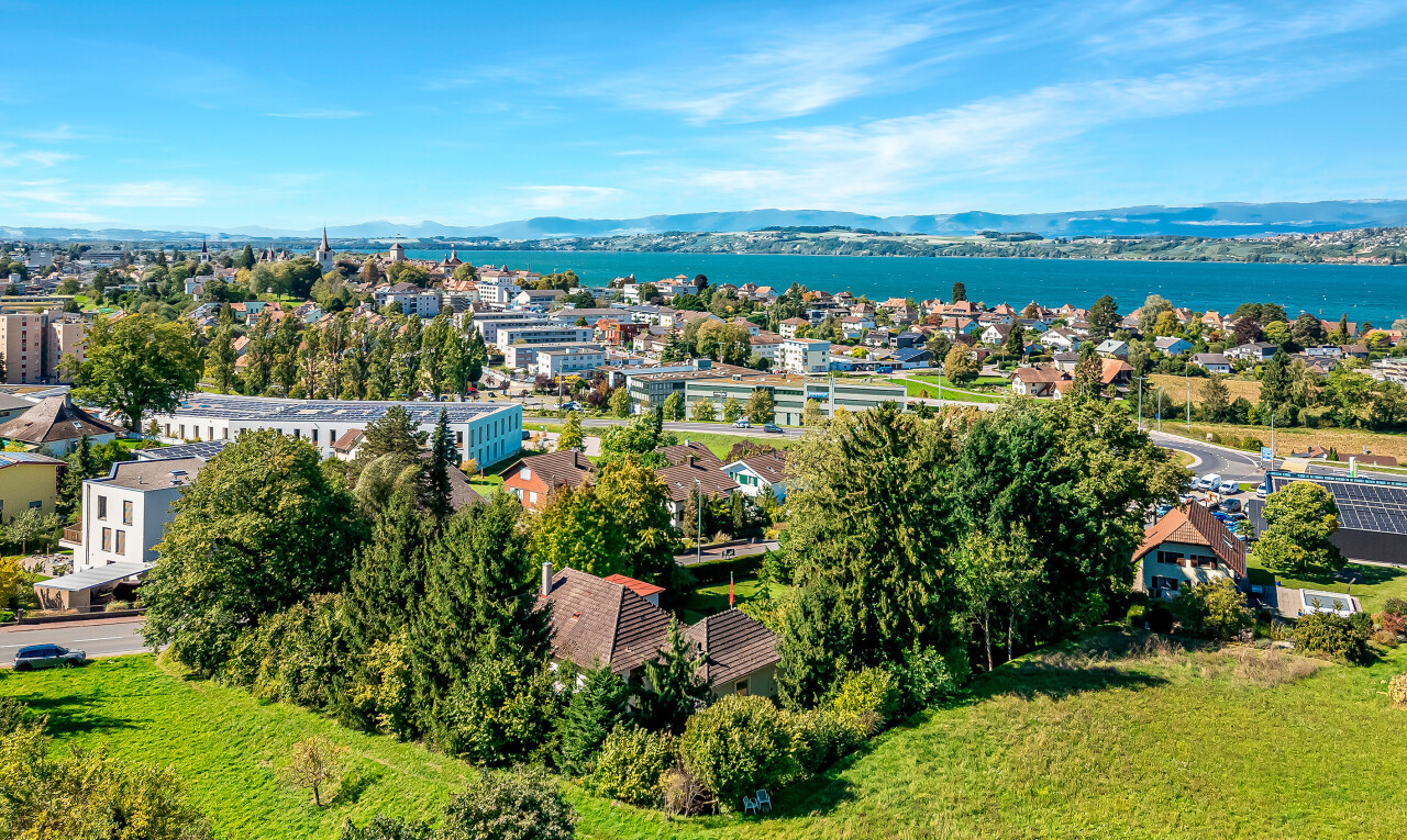 seesicht mit blick auf die berge, mountain view, day time, und aerial view