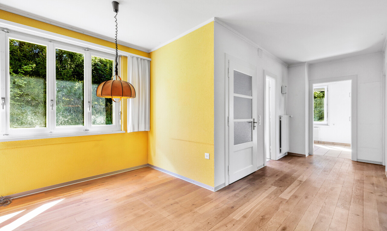 leerer raum mit wood finish floor, holzfußboden, inside property, baseboards wall, und sockelleisten