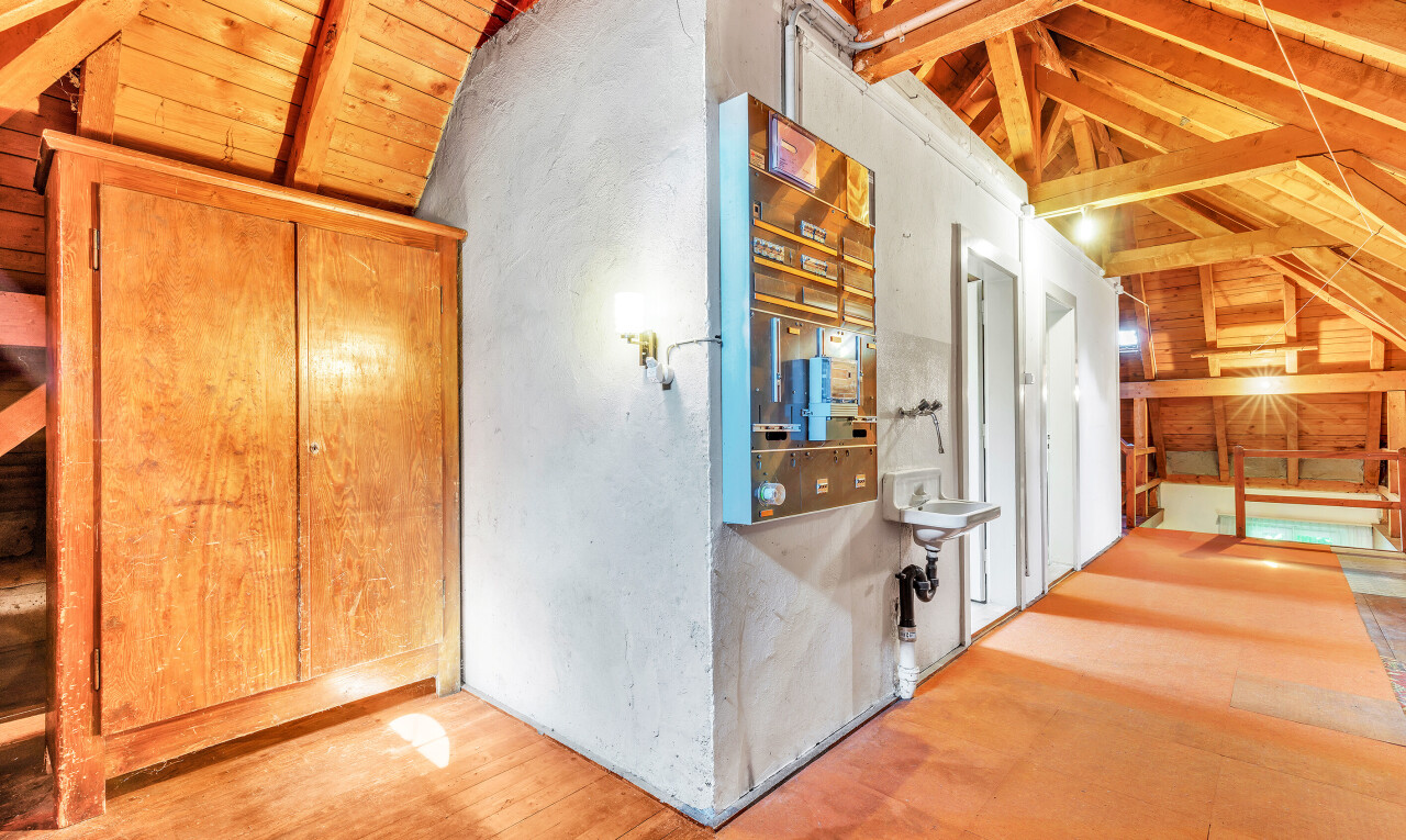 couloir avec plafond voûté, vaulted ceiling, plafond en bois, wood ceiling, et inside property