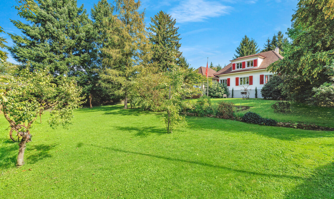 garten mit rasen, day time, und property visible