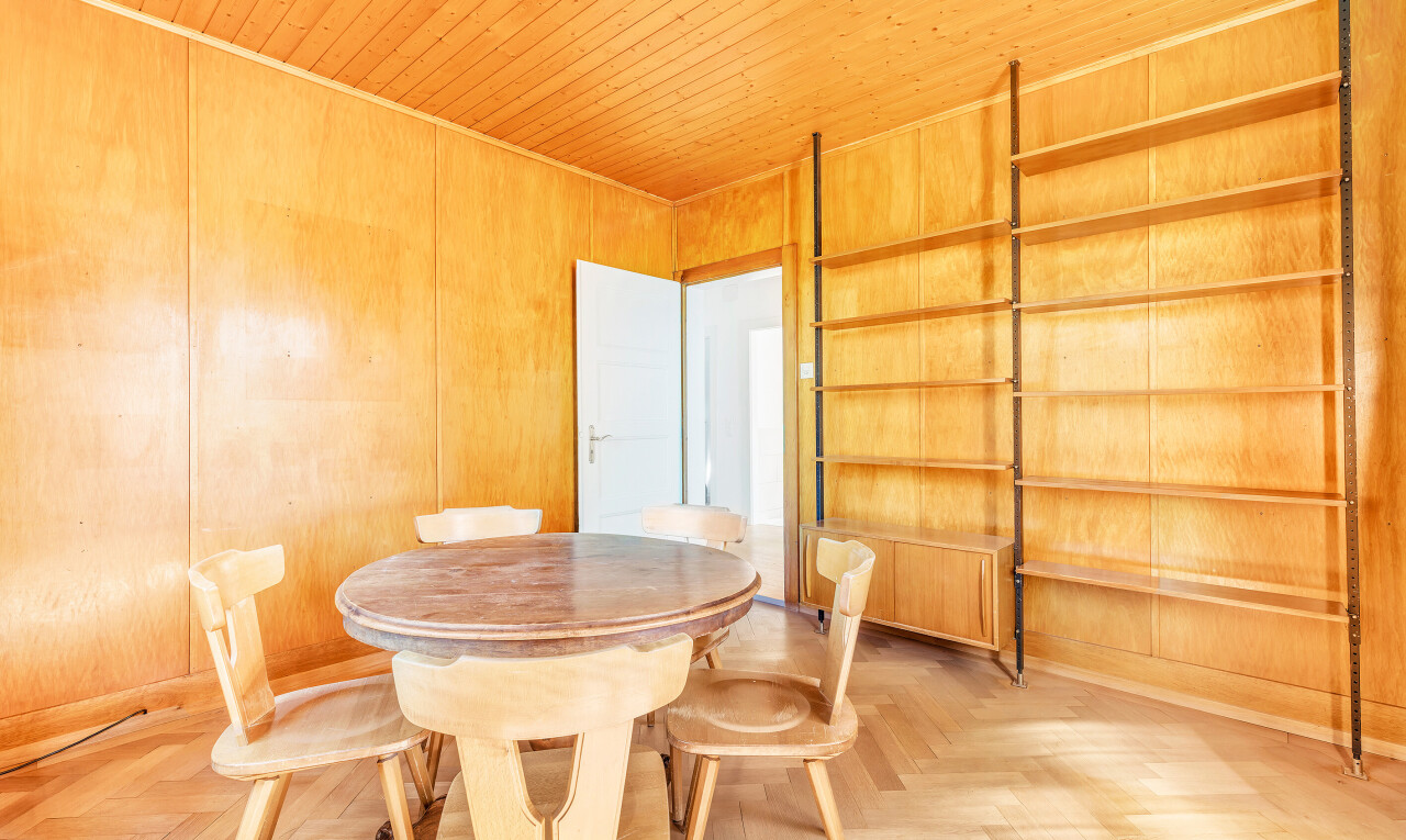 salle à manger avec inside property, baseboards wall, plinthes murales, parquet floor, et wood ceiling