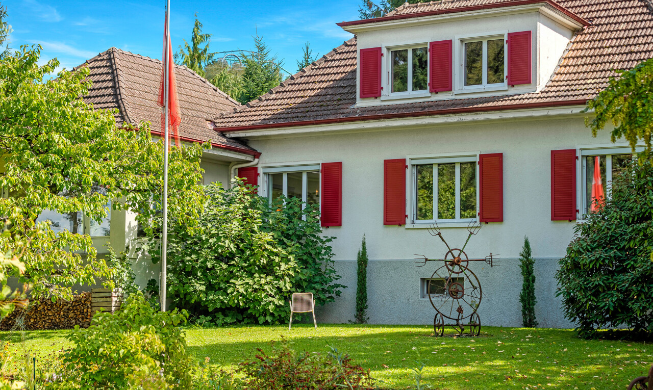 außenansicht mit ziegeldach, rasen, stuckverkleidung, property visible, und dachgaube