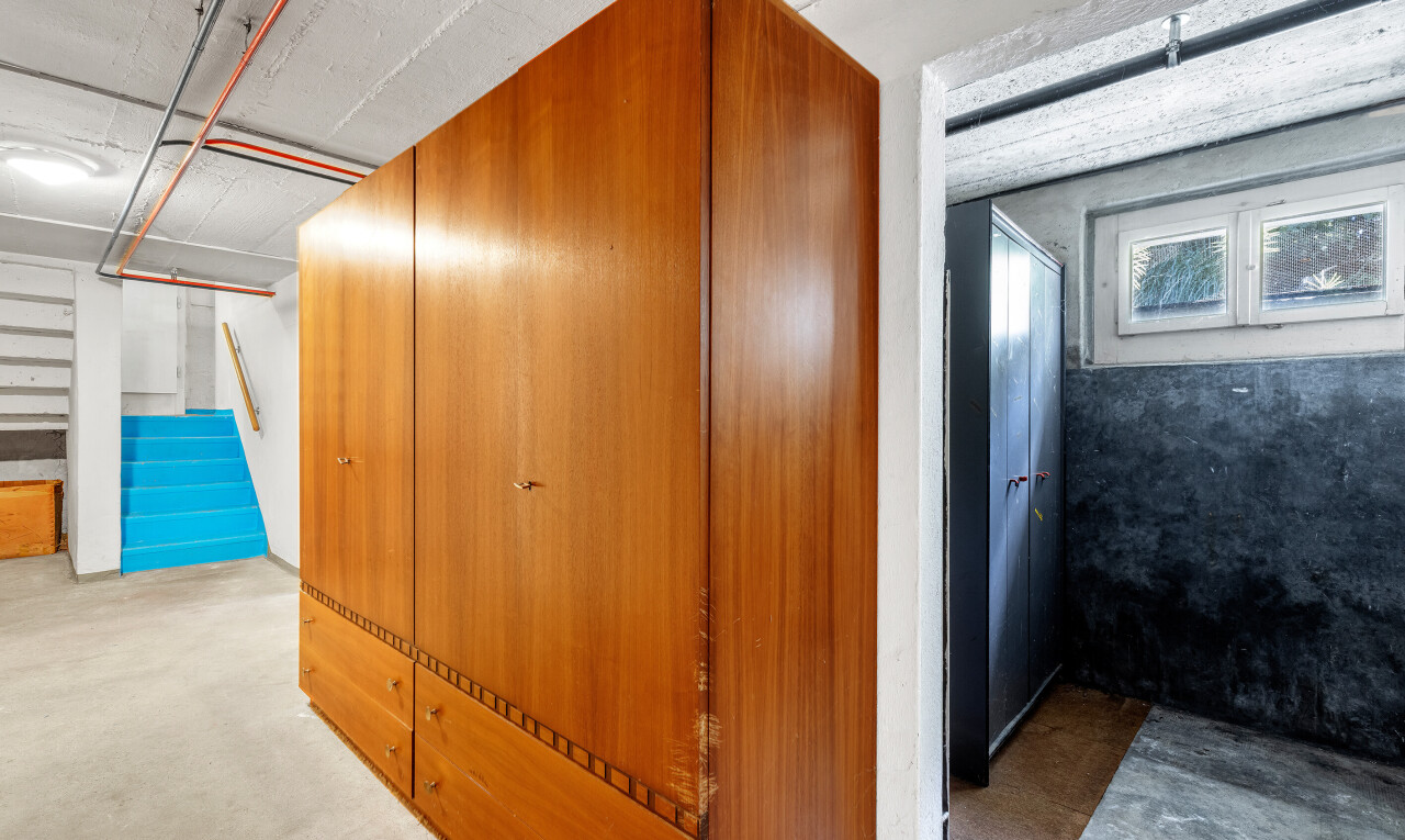 couloir avec inside property, escaliers, natural light, lumière naturelle, et low ceiling