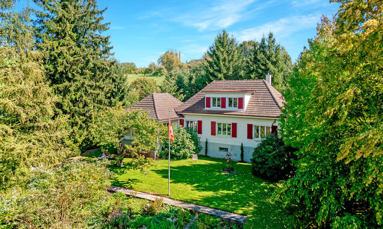 façade avec pelouse, property visible, day time, vue sur les bois, et woods view