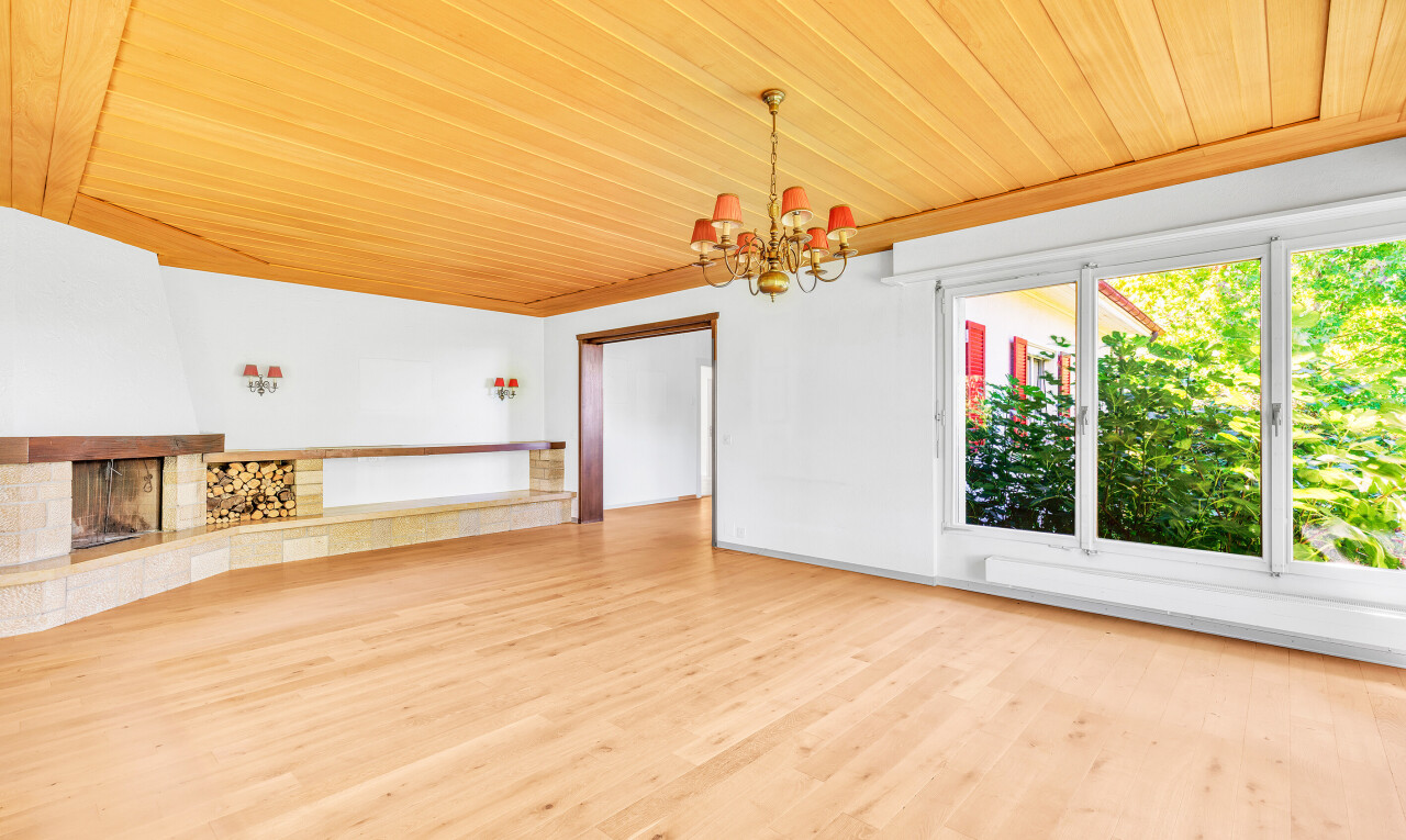 pièce vide avec natural light, lumière naturelle, wood finish floor, sol en finition bois, et drywall