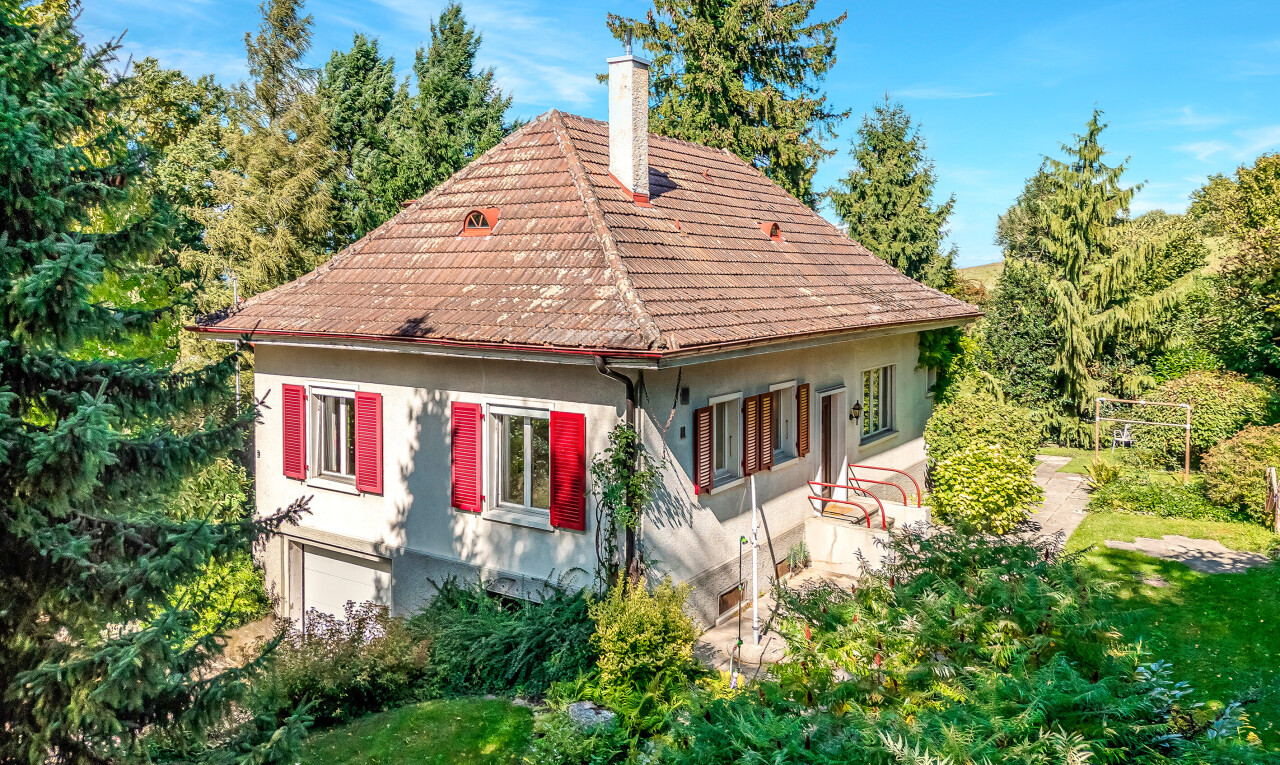 außenansicht mit stuckverkleidung, property visible, schornstein, und day time
