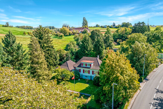 façade avec pelouse, property visible, day time, vue rurale, et rural view