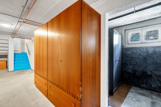 couloir avec inside property, escaliers, natural light, lumière naturelle, et low ceiling