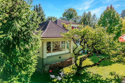jardin avec pelouse, property visible, et day time