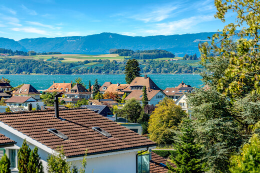 vue sur la montagne avec drone view, vue sur la montagne, mountain view, day time, et vue résidentielle