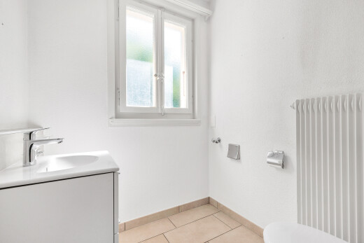 salle de bains avec inside property, natural light, lumière naturelle, lavabo (ou coiffeuse selon le contexte), et tile floor
