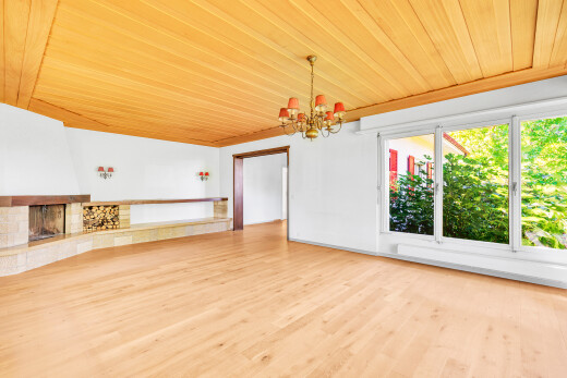 pièce vide avec natural light, lumière naturelle, wood finish floor, sol en finition bois, et drywall