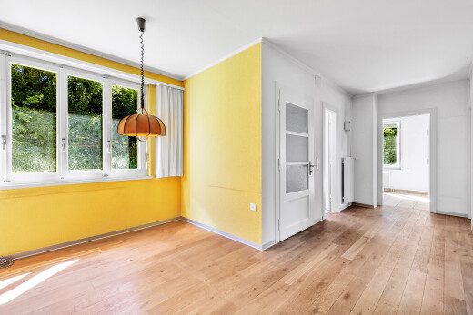 pièce vide avec wood finish floor, sol en finition bois, inside property, baseboards wall, et plinthes murales