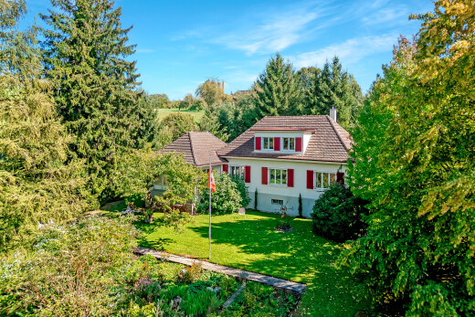façade avec pelouse, property visible, day time, vue sur les bois, et woods view