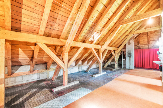 espace intérieur avec plafond voûté, vaulted ceiling, inside property, plafond bas, et low ceiling