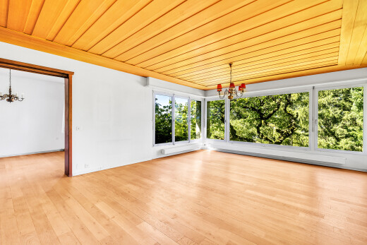 pièce vide avec lustre remarquable, wood ceiling, plafond en bois, inside property, et natural light