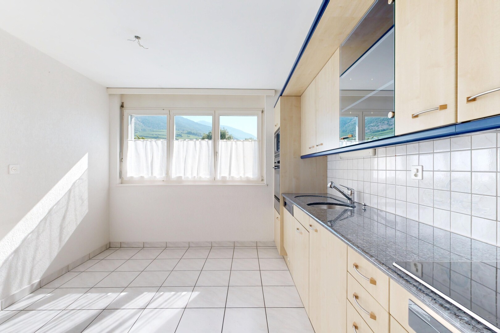 küche mit dark countertops, light floor, herd, küchenrückwand beim herd, und küchenrückwand beim Herd