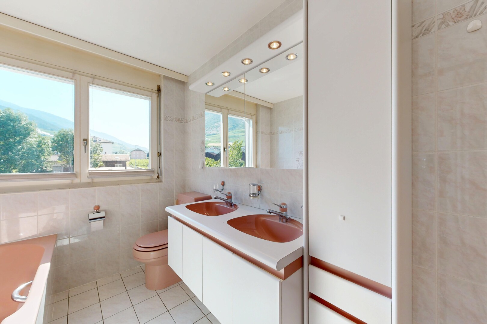 bad mit doppelwaschtisch, day time, komplettes badezimmer, light floor, und fliesenwand