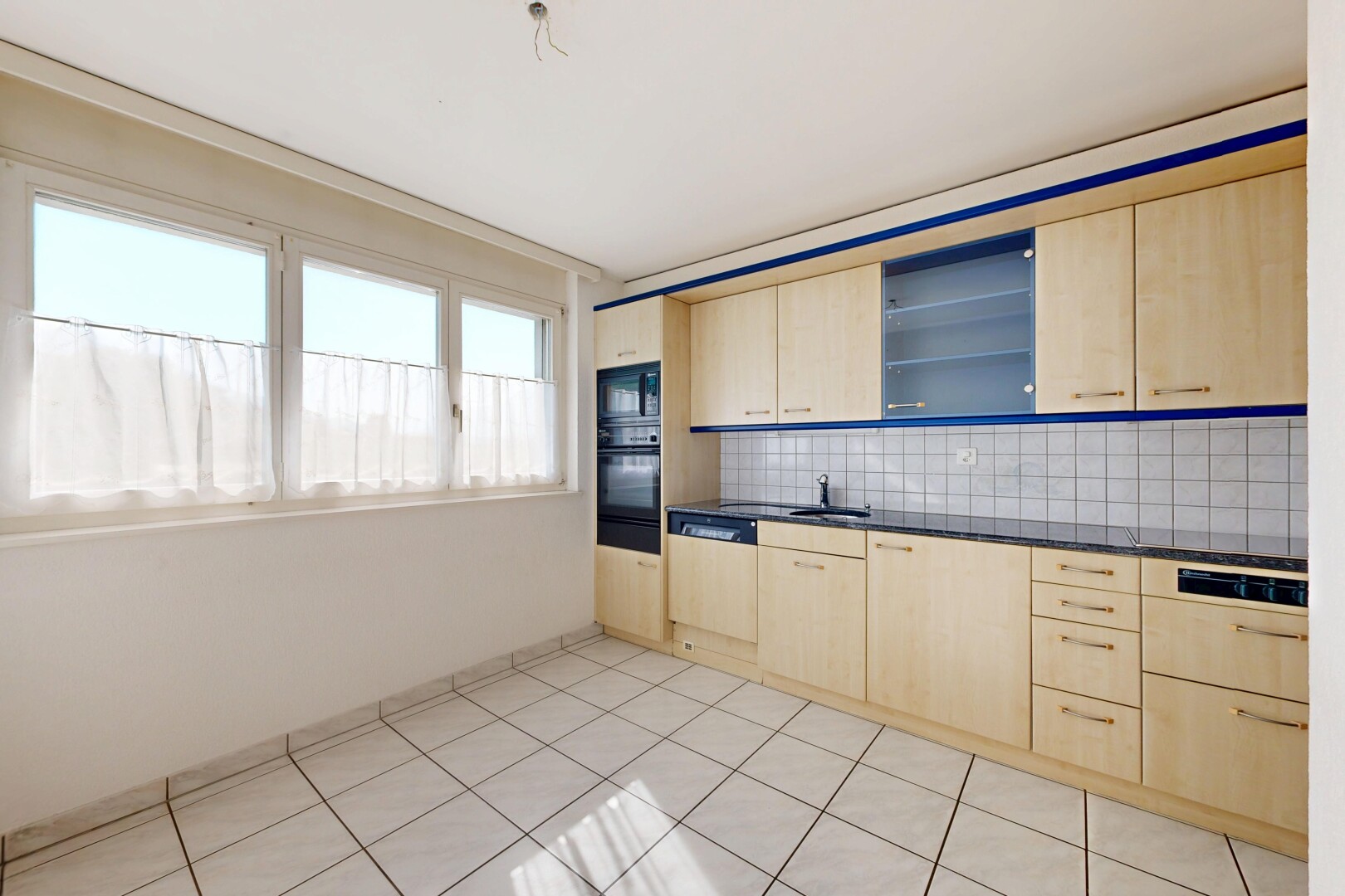 küche mit hellbraune schränke, light brown cabinets, arbeitsplatten, dark countertops, und light floor