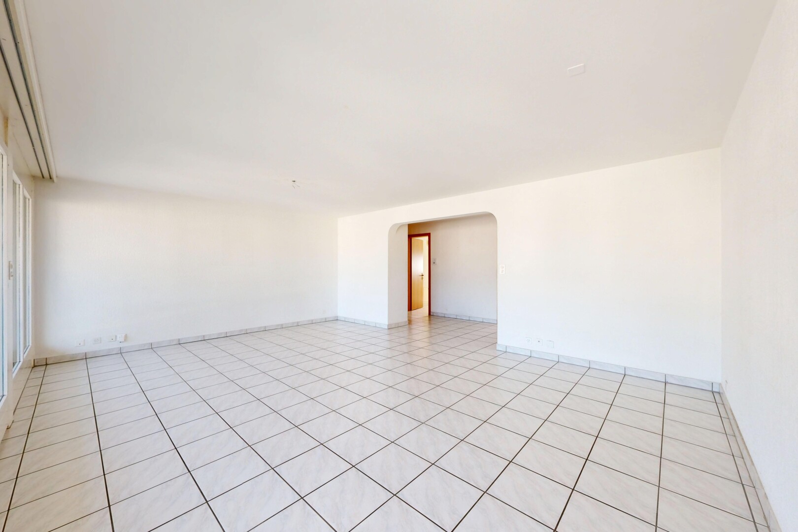 leerer raum mit light floor, gewölbte gehwege, gipskartonwand, drywall, und inside property
