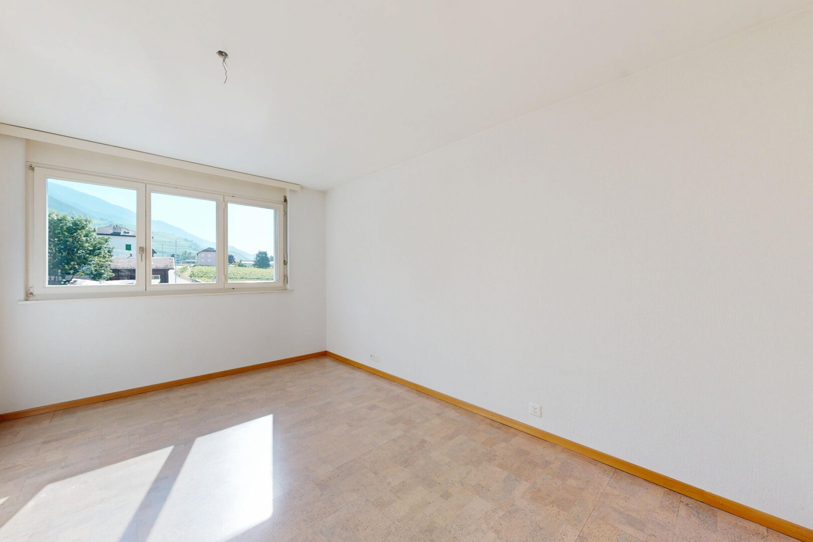 leerer raum mit gipskartonwand, drywall, natürliches licht, natural light, und sockelleisten