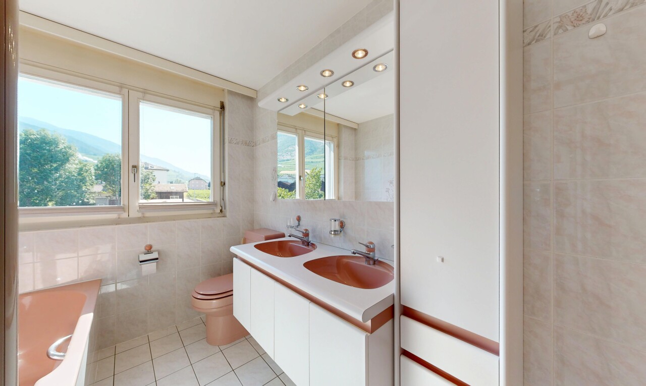 bad mit doppelwaschtisch, day time, komplettes badezimmer, light floor, und fliesenwand