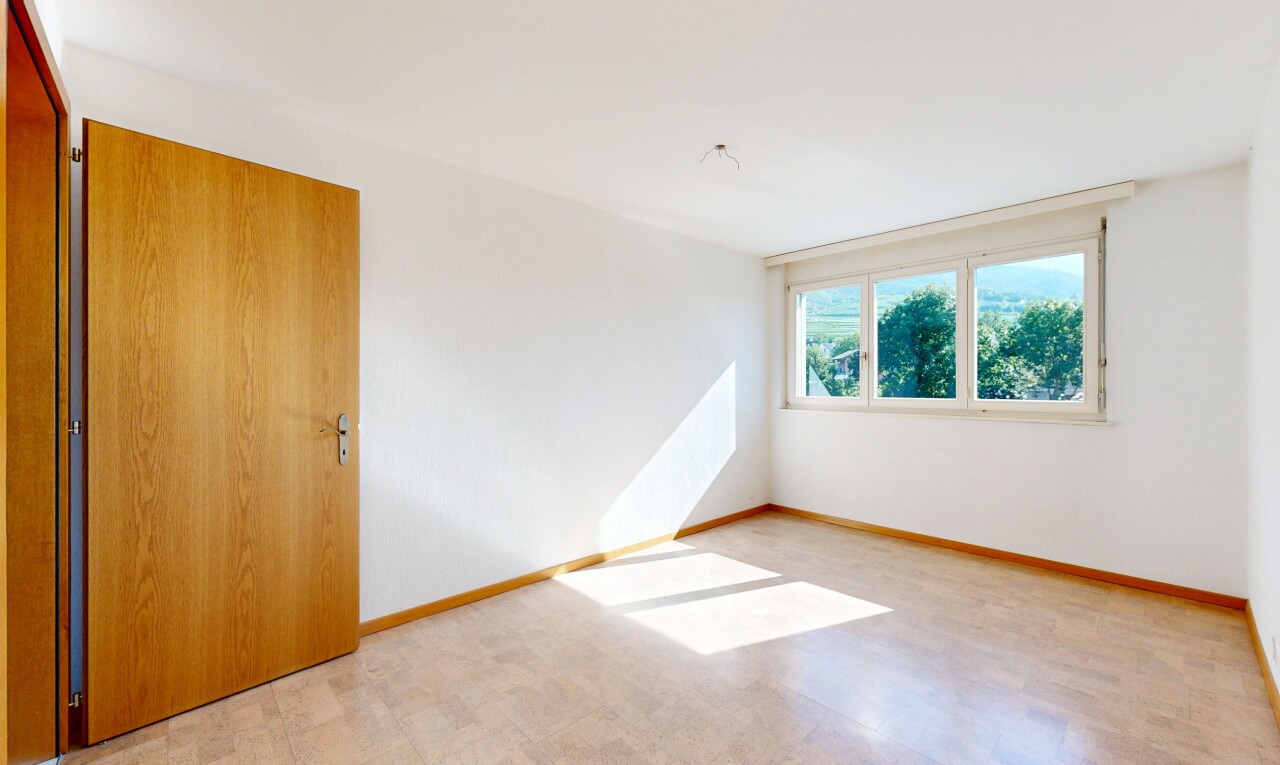 leerer raum mit inside property, gipskartonwand, drywall, natürliches licht, und natural light