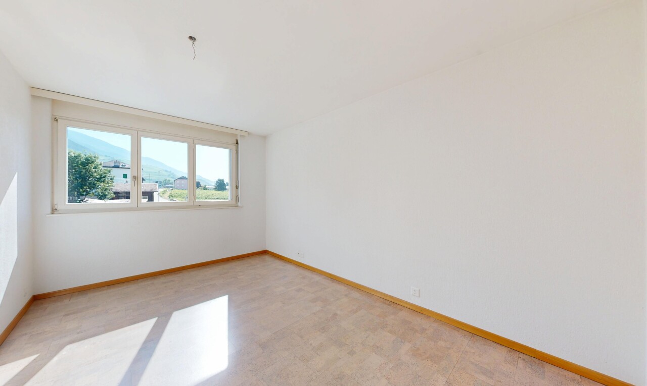 leerer raum mit gipskartonwand, drywall, natürliches licht, natural light, und sockelleisten