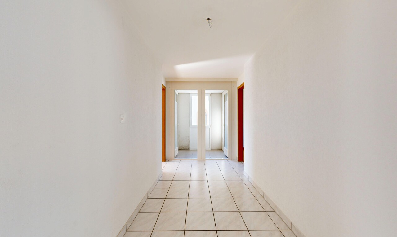 halle / korridor mit gipskartonwand, drywall, fliesenboden, tile floor, und light floor
