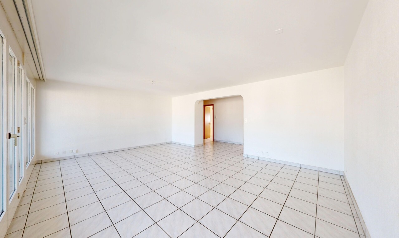 leerer raum mit light floor, gewölbte gehwege, gipskartonwand, drywall, und inside property