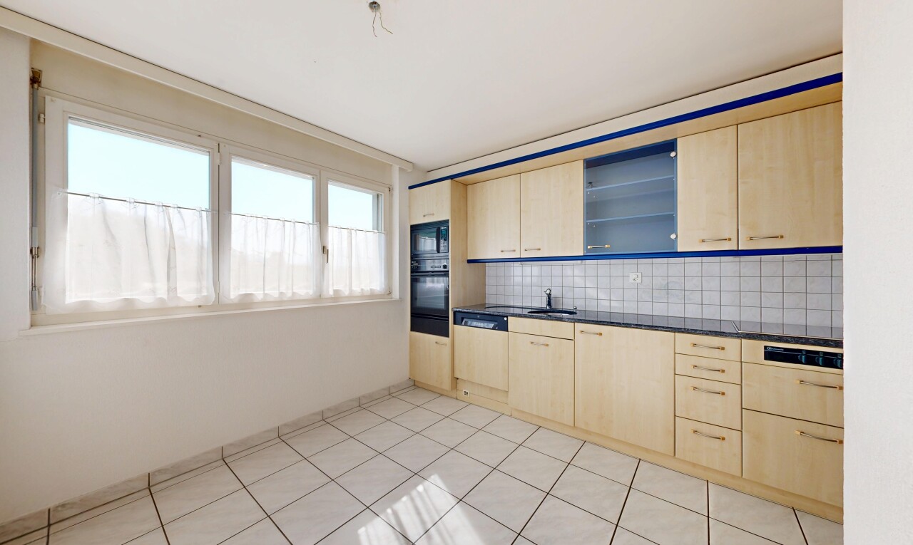 küche mit hellbraune schränke, light brown cabinets, arbeitsplatten, dark countertops, und light floor