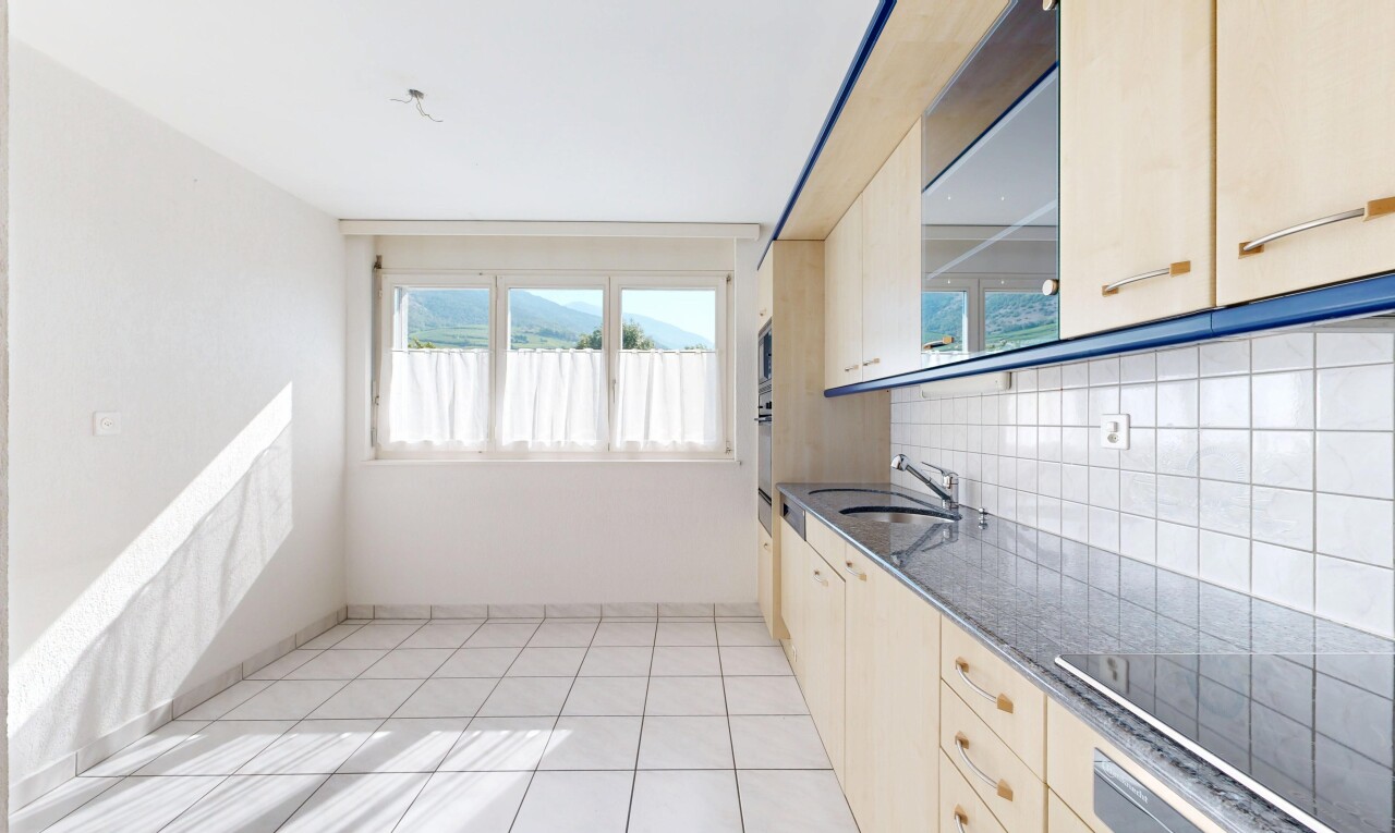 küche mit dark countertops, light floor, herd, küchenrückwand beim herd, und küchenrückwand beim Herd