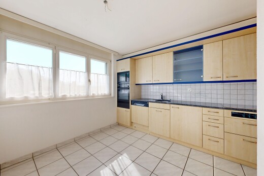 küche mit hellbraune schränke, light brown cabinets, arbeitsplatten, dark countertops, und light floor