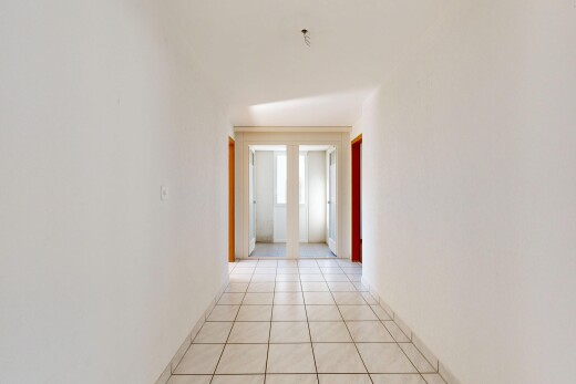 halle / korridor mit gipskartonwand, drywall, fliesenboden, tile floor, und light floor