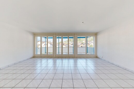 pièce vide avec cloison sèche, drywall, light floor, lumière naturelle, et natural light