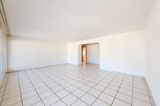 pièce vide avec light floor, passages en arc, cloison sèche, drywall, et inside property