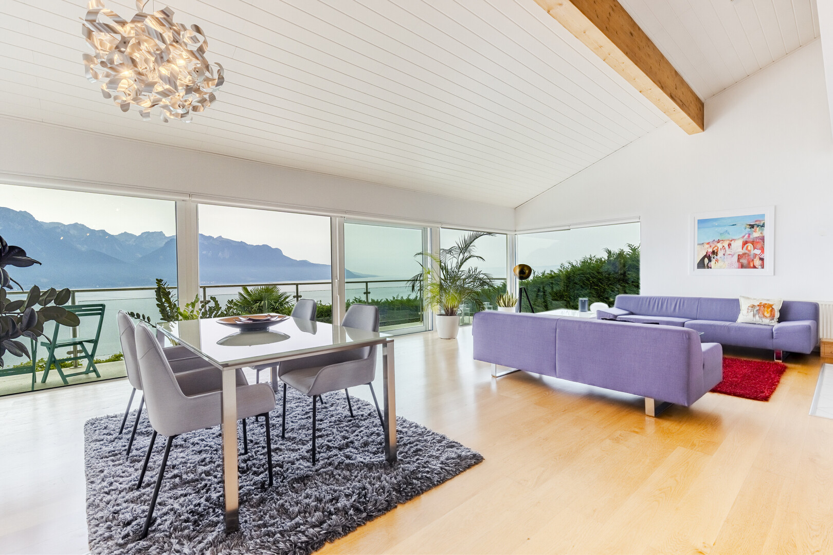salon / salle à manger avec plafond voûté, vaulted ceiling, lumière naturelle, natural light, et plafond à poutres