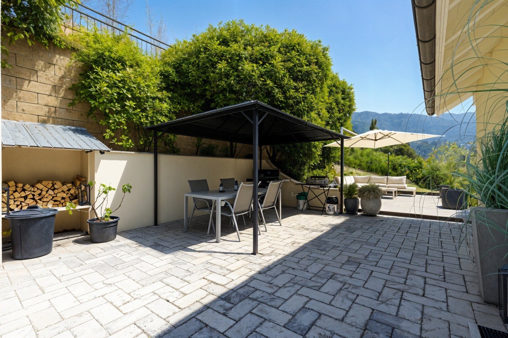terrasse avec terrasse, coin repas extérieur, day time, espace de vie extérieur, et vue sur la montagne