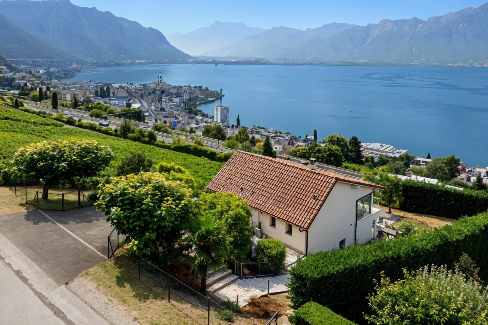 vue sur la montagne avec drone view, mountain view, vue sur la montagne, day time, et water view