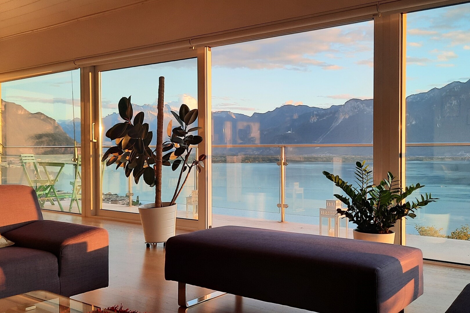 salon avec vue sur la montagne, mountain view, inside community, lumière naturelle, et natural light