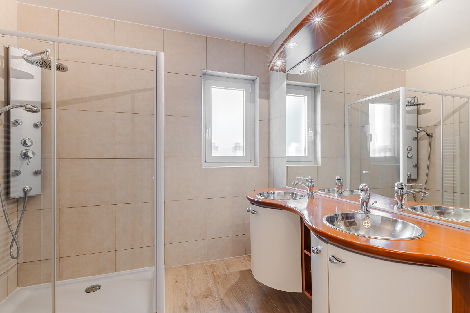 salle de bains avec lavabo (ou coiffeuse selon le contexte), miroir, tile shower, salle de bain complète, et tile wall