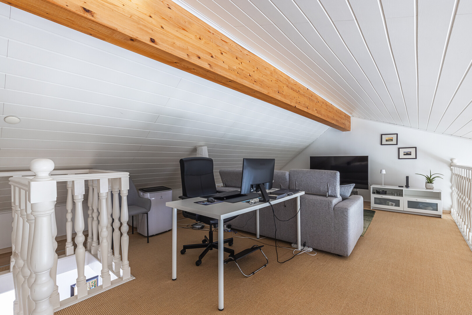 bureau avec inside property, beamed ceiling, plafond à poutres, carpet, et moquette