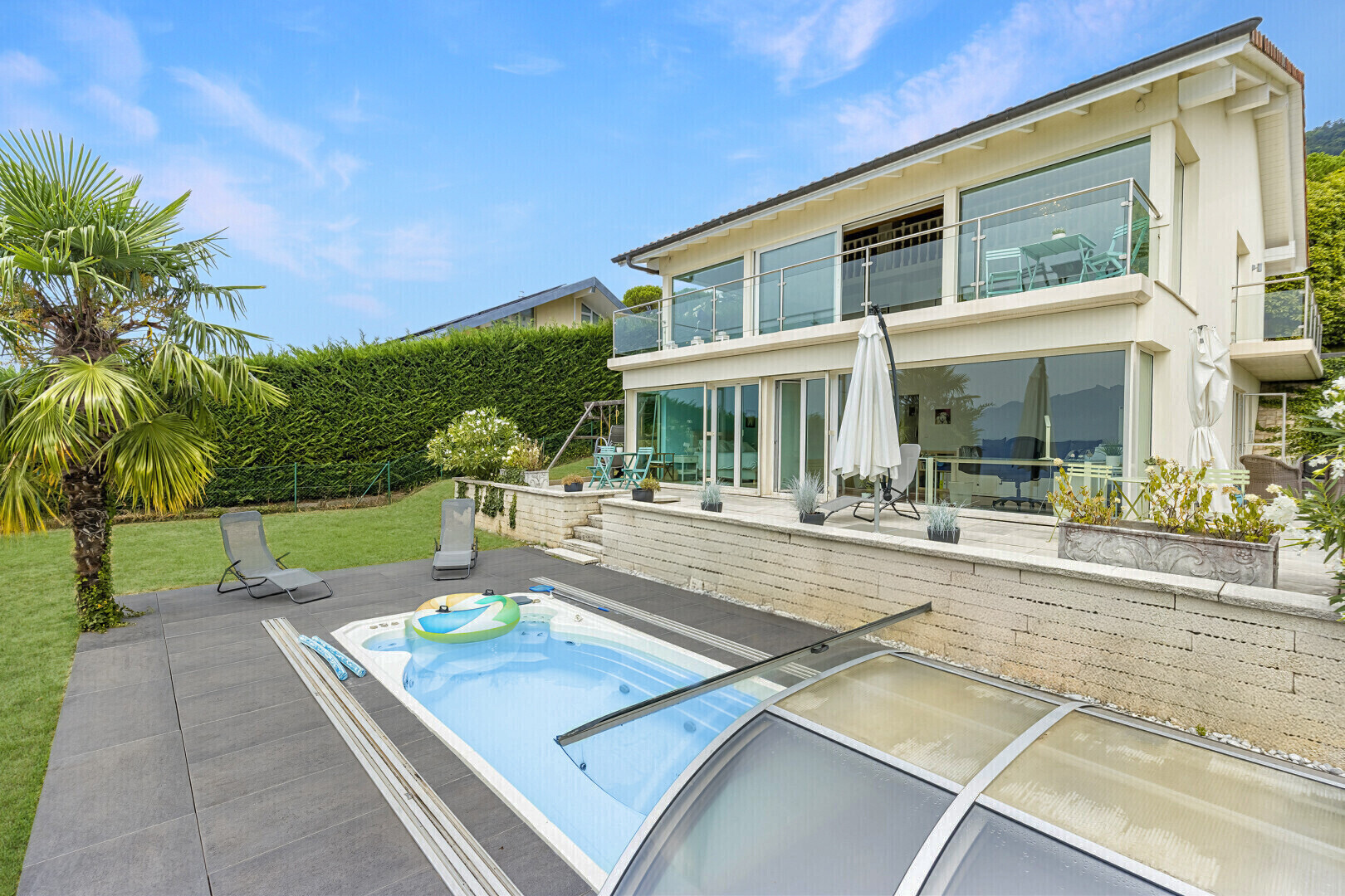 piscine avec terrasse, day time, pelouse, balcon, et property visible