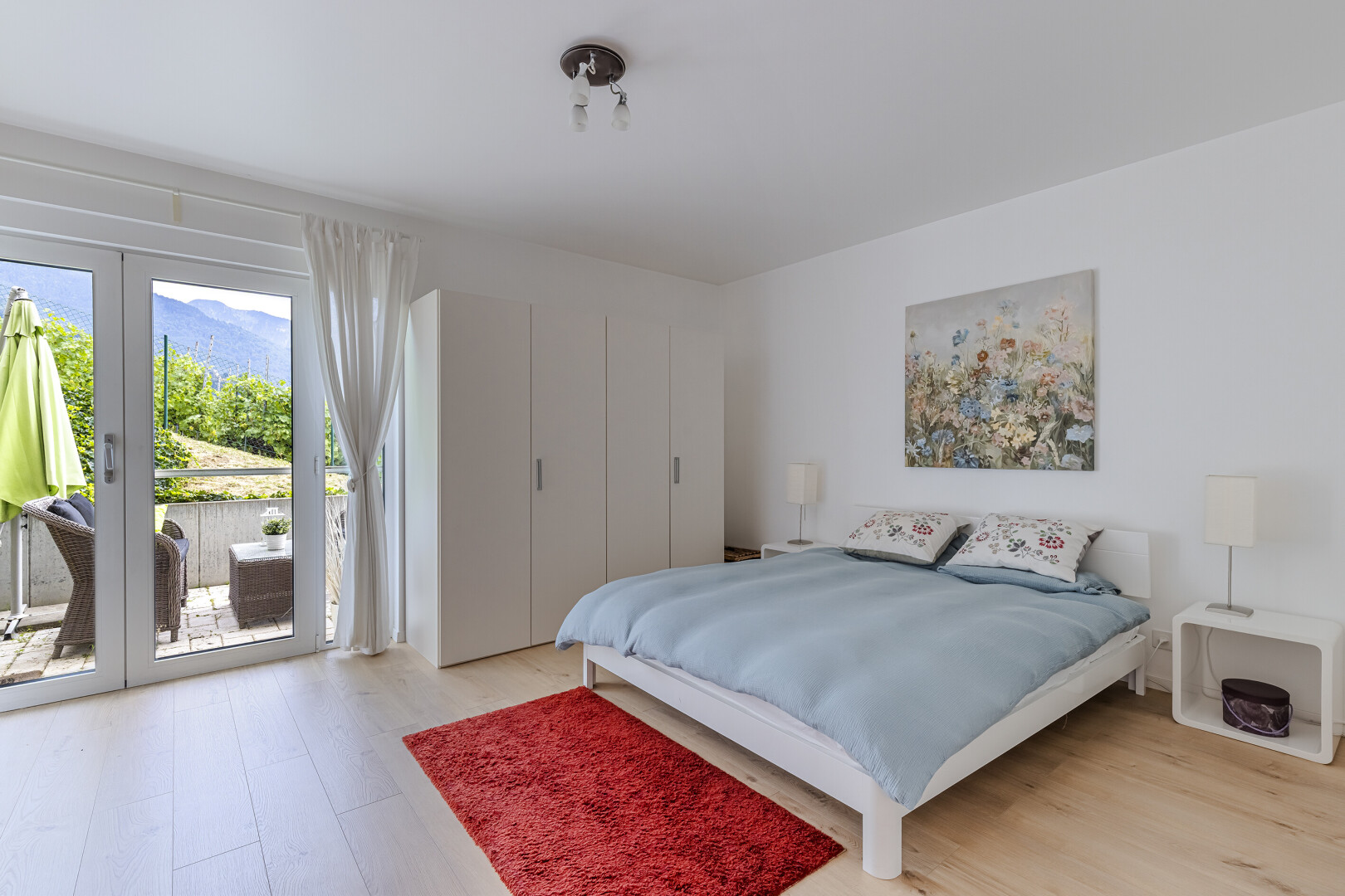 chambre avec lumière naturelle, natural light, inside property, sol en finition bois, et wood finish floor