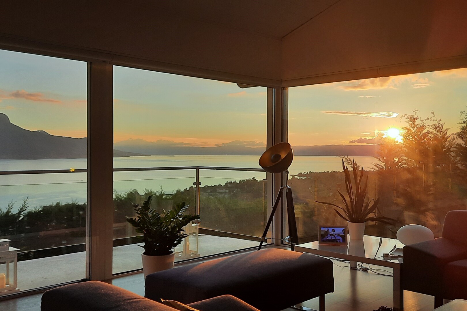 balcon avec dusk, inside property, water view, et vue sur l'eau