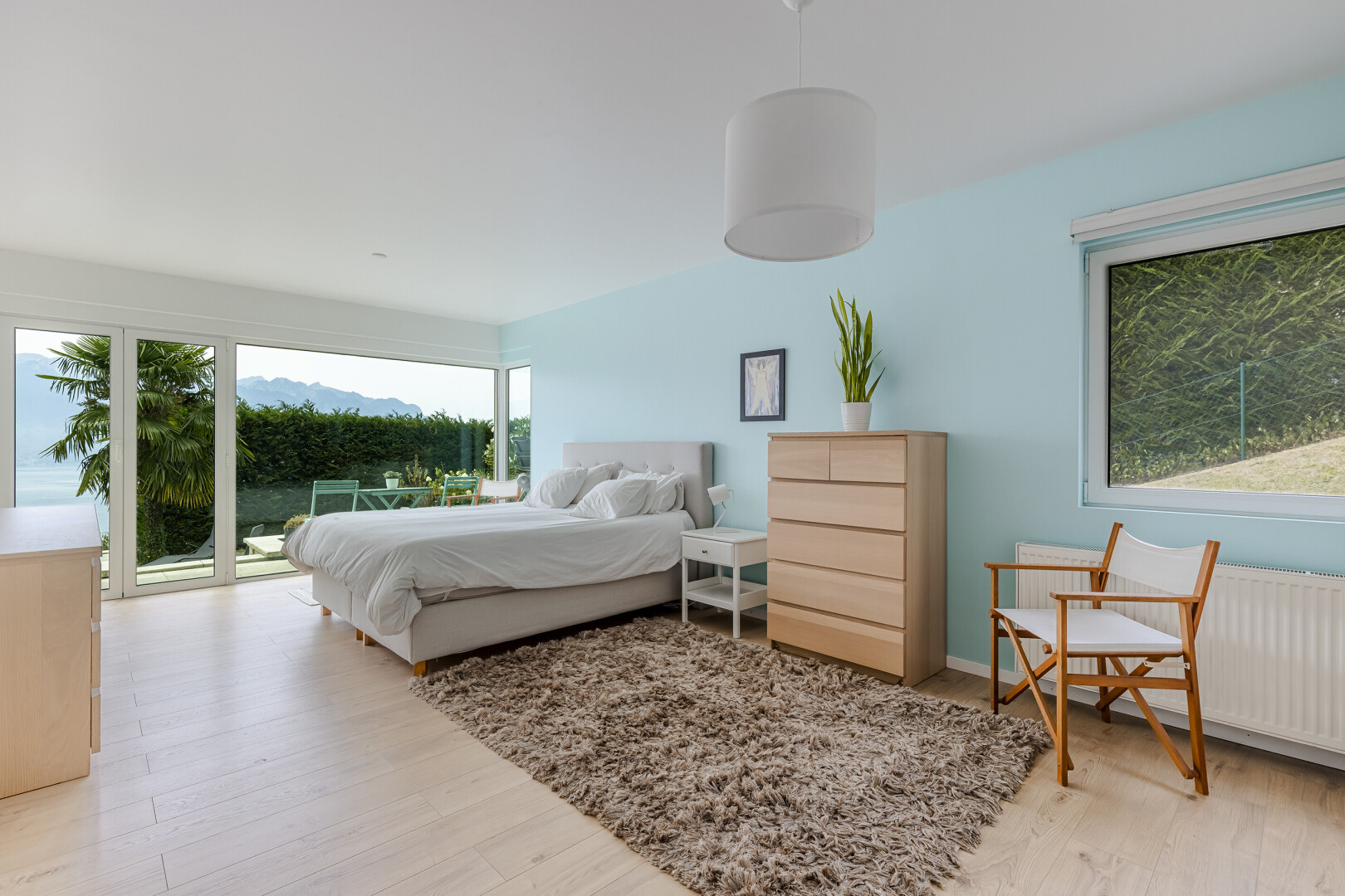 chambre avec cloison sèche, drywall, inside property, lumière naturelle, et natural light