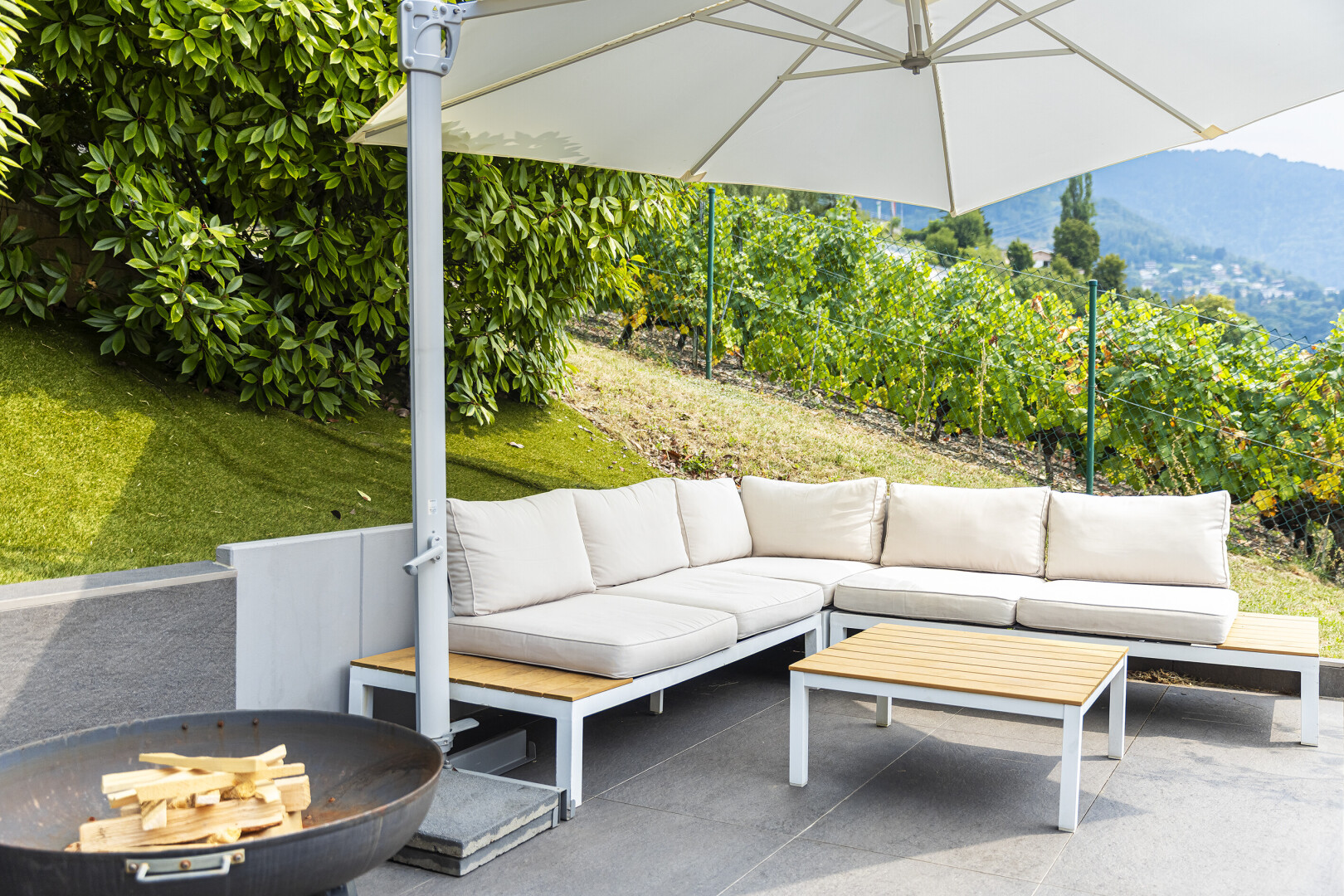 terrasse avec pelouse, from property, terrasse, et espace de vie extérieur