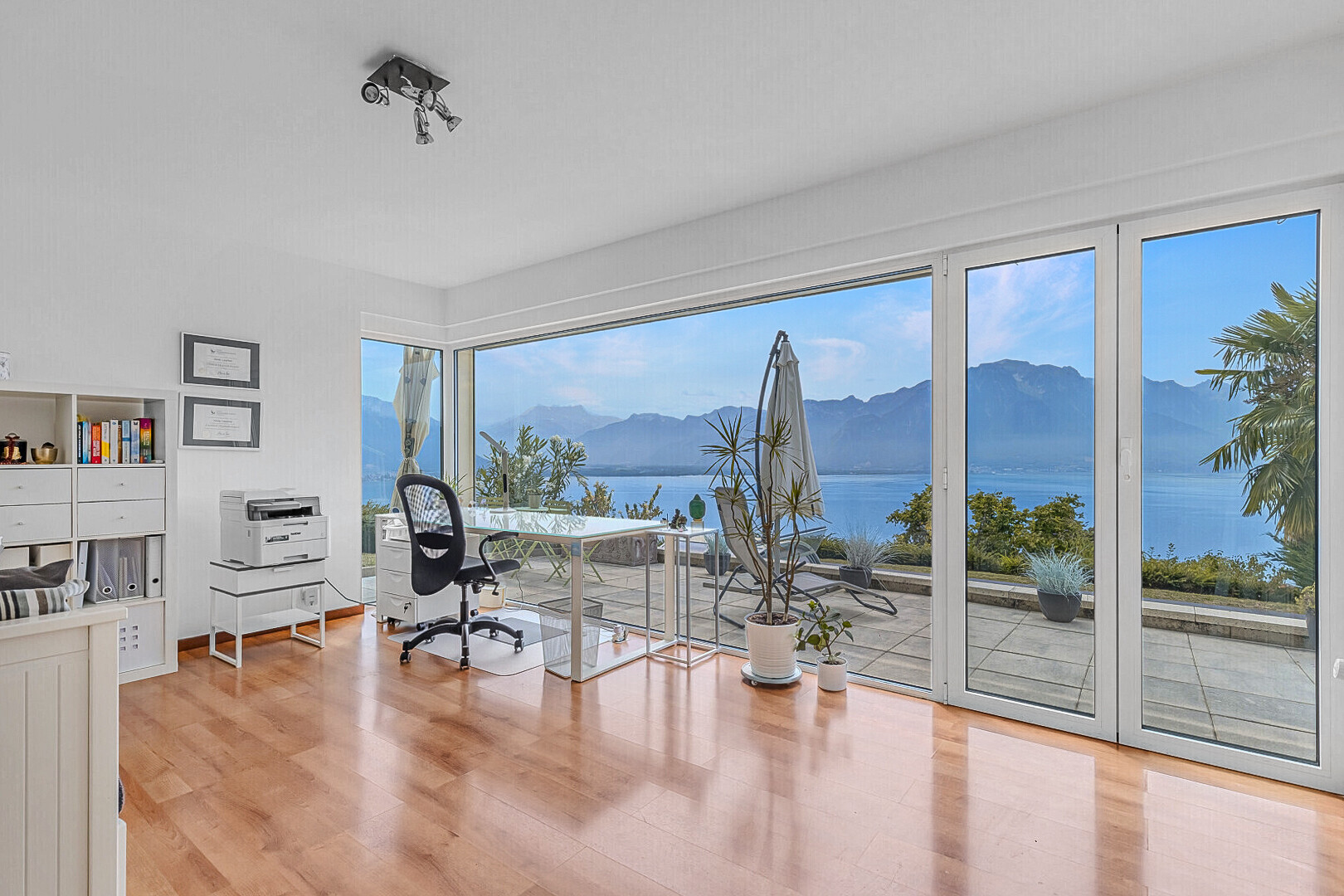 bureau avec inside property, wood finish floor, sol en finition bois, mountain view, et vue sur la montagne